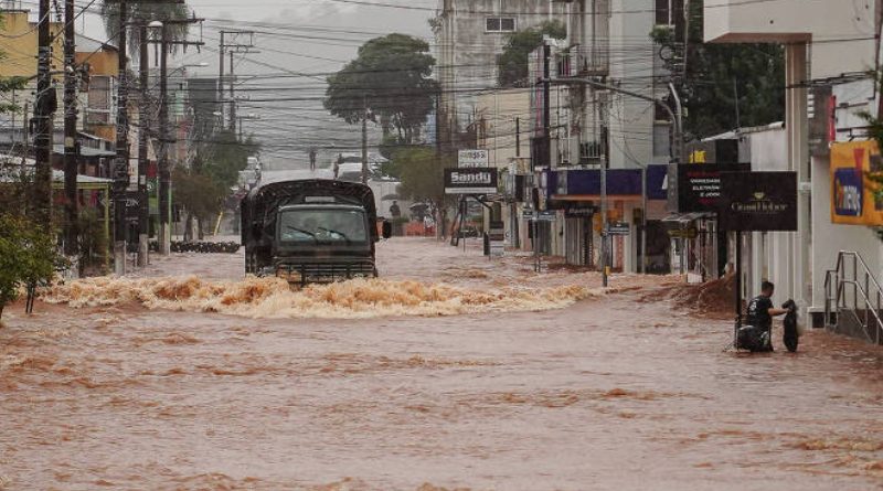 Temporais no RS matam 29, inundam cidades e isolam moradores sem resgate