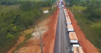 Paralisação de caminhões no KM-260 já se estende por 10 km em virtude da seca do rio Igapó-Açú